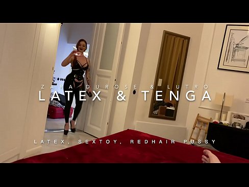 ❤️ Ngoanana e monyane ea nang le hlooho e khubelu ea apereng seaparo sa latex se kentsoeng ke ntate oa bobeli ☑ ️❤